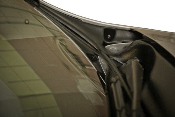 nakladka-zhabo-v-proyem-stekloochistitelej-bez-skotcha-renault-duster-nissan-terrano-artform_5